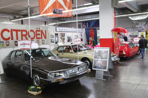 Dreimal Citroën-Maserati auf dem Clubstand (Techno Classica 2017)