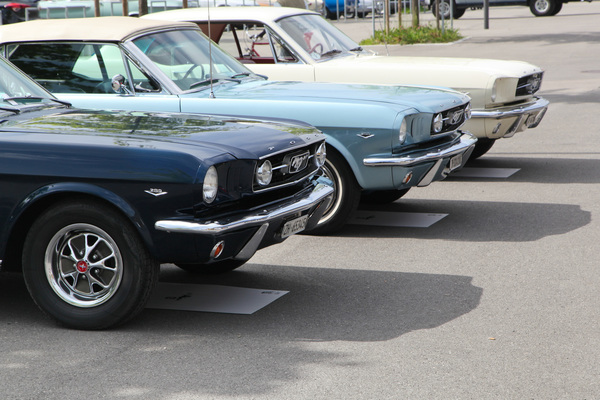Dreimal Ford Mustang der ersten Generation auf dem Oldtimer-Parkplatz vor der Messe - Swiss Classic World Luzern 2018