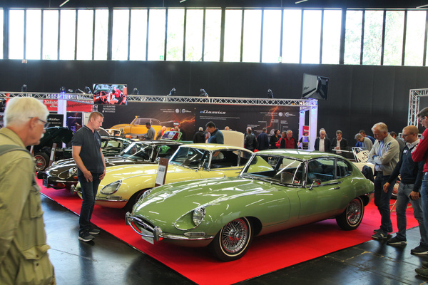 Bild Dreimal Jaguar E-Type in schöner Farbkombination - Classic Expo Salzburg 2019