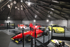 Dreimal Porsche hinter einem Monoposto im Polygon - Erlebniswelt Autobau Romanshorn