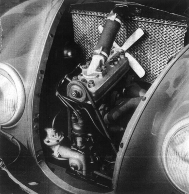 Dreizylinder Zweitakter im DKW F9 Prototyp von 1939. Im Westen bis 1965 bei der Auto Union und im Osten bis 1989 bei der IFA das Mass aller Antriebsdinge - aus dem Buch "2 Takte, 4 Räder"