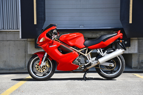 Bild: Ducati ST4 916 (1999) - als Lot 120 an der Versteigerung der Oldtimer Galerie Toffen am 15. Oktober 2022