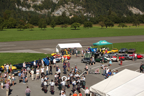 Dudelsack-Bläser und Marcos vertragen sich gut - British Car Meeting 2015 in Mollis