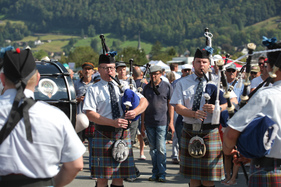 Dudelsack-Musiker als Klanguntermalung - British Car Meeting in Mollis am 28. August 2016
