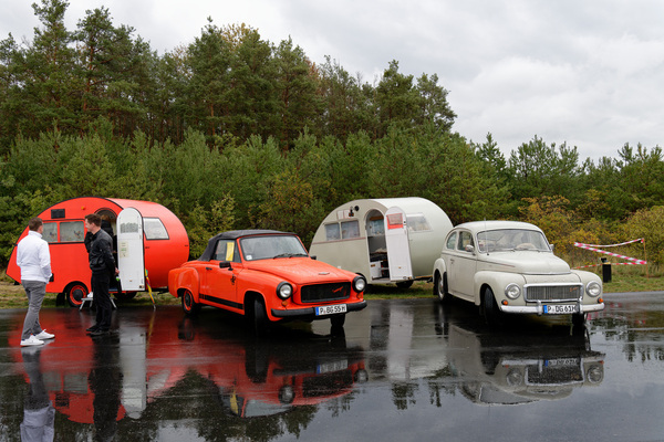 Dübener Ei an Wartburg 312 Cabrio und Volvo 544 – zeitgenössische Gespanne mit DDR-Wohnwagen – Oldtimer-Show Berlin 2022