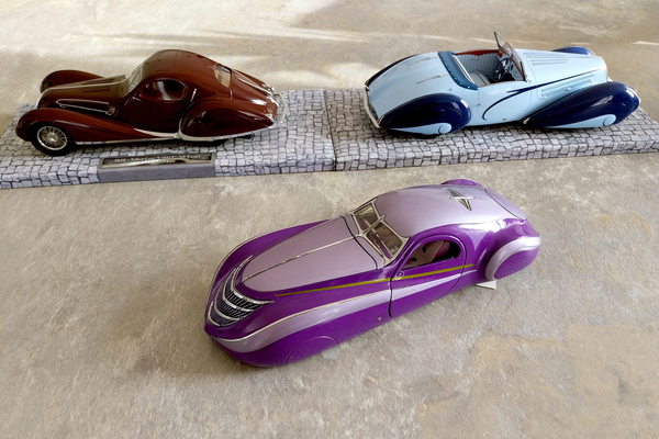 Duesenberg Coupé Simone (1939) – Als Modelle friedlich vereint: fiktives Coupé Simone vor einem Talbot-Lago T 150 C SS Coupé und einem Delahaye Type 135 M Cabriolet, beide von 1937
