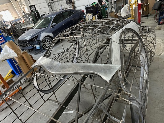 Duesenberg Coupé Simone (1939) – das Skelett wird mit Blech beplankt