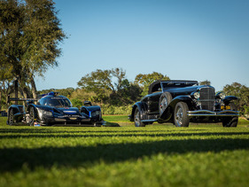 Duesenberg J-531 (1934) am Amelia Concours d'Elégance 2022 – In schwarz gehüllte Concours-Sieger unter sich: Dreissigerjahre-Oppulenz trifft moderne Motorsport-Hightech.