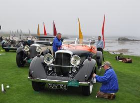 Duesenberg J Gurney Nutting Speedster (1935) - auch hier wird noch geputzt - es wird sich lohnen - Pebble Beach 2012 (E1-08)