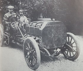Dufaux (1905) - Fréderic Dufaux im Wagen, der heute im Verkehrshaus Luzern steht Dufaux (1905) - Fréderic Dufaux im Wagen, der heute im Verkehrshaus Luzern steht