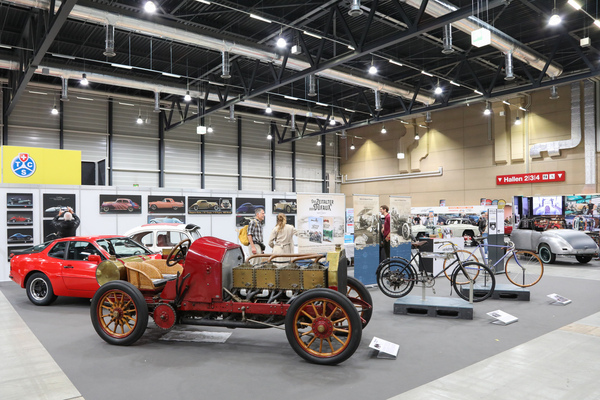 Bild Dufaux Rennwagen (1905) - neben Fahrrädern der Anziehungspunkt auf dem Stand des Verkehrhauses der Schweiz - Swiss Classic World Luzern 2024