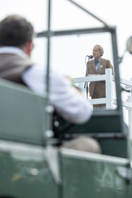 "Duke March" Charles Gordon-Lennox, 11. Duke of Richmond hält eine Ansprache zu ehren von Queen Elisabeth II – an der Goodwood Revival Parade "Duke March" Charles Gordon-Lennox, 11. Duke of Richmond hält eine Ansprache zu ehren von Queen Elisabeth II – an der Goodwood Revival Parade