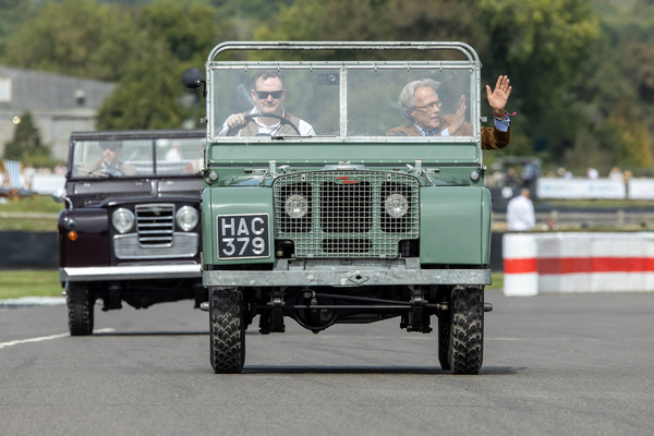 Bild "Duke March" grüsst die Zuschauer an der Rennstrecke – an der Goodwood Revival Parade