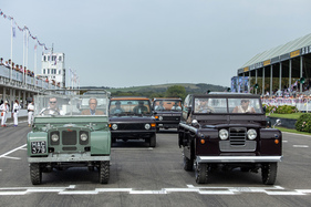 "Duke March" und die Teilnehmer bereit zum Start – an der Goodwood Revival Parade "Duke March" und die Teilnehmer bereit zum Start – an der Goodwood Revival Parade