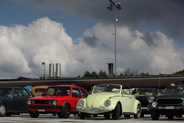 Dunkle Wolken aber gute Laune und schöne Autos auf dem Eisfeld - Dolder Classics Mai 2019