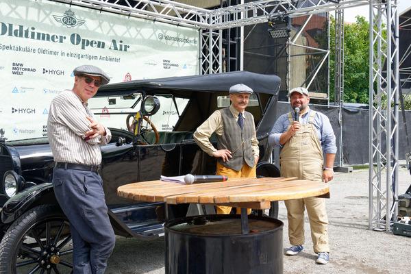 Durant Star Tourer (1923) – versteckt sich hinter Moderator und Besitzer bei der Fahrzeugpräsentation – Oldtimer Open Air 2024