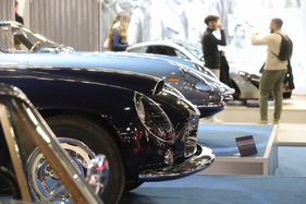 Durch Glashauben aerodynamisch optimierte Scheinwerfer waren eine Zeitlang sehr populär – Rétromobile Paris 2025