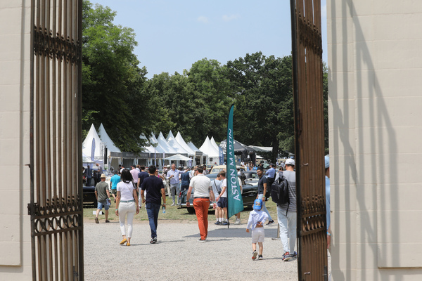 Bild: Durch den Schlosseingang direkt in die Schönheitskonkurrenz - Concours d'Elégance Suisse Château Coppet 2023