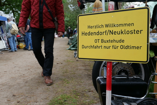 "Durchfahrt nur für Oldtimer" – schöner Gedanke – Bockhorner Oldtimermarkt 2024