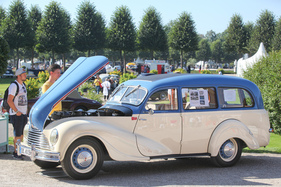 Bild EMW 340-7 (1954) - Motorhaube öffnet nach vorne und gibt Reihen-Sechszylinder frei - Classic-Gala Schwetzingen 2021