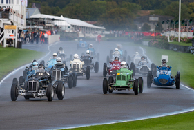 ERA D-Type R4D (1938) – Ben Fiedler sticht als erster in die Kurve, gefolgt vom späteren Sieger – Goodwood Revival 2025