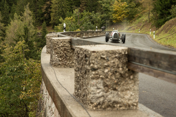 Eben mal schnell die 16 Zylinder rauf auf den Berg, ...