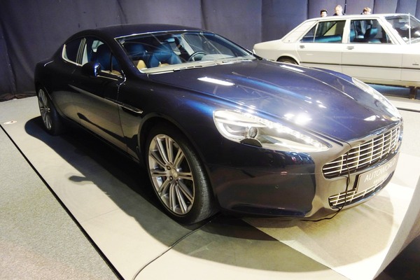 Ebenfalls mit vier Türen - Aston Martin Rapide von 2012 - Sonderschau Supercars 2 in der Autoworld Brüssel 2022/2023