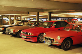Ebenfalls zu den privaten Angeboten gehören dieser MGB GT, der BMW-Alpina B10 3.5 sowie zahlreiche Mercedes-Benz SL der Baureihe R 107 (Bremen Classic Motorshow 2018)