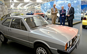 Eberhard Kittler präsentiert den Designern Giorgio Giugiaro und Paolo Tumminelli den Scirocco mit Fahrgestellnummer 1. Eberhard Kittler präsentiert den Designern Giorgio Giugiaro und Paolo Tumminelli den Scirocco mit Fahrgestellnummer 1.