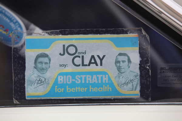 Echte Nostalgie - die Farben waren früher einmal komplett anders auf dem Bio-Strath-Kleber - Bergrennen Bernina Gran Turismo 2017