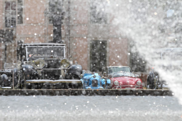 Bild Edel oder sportlich, unter dem Brunnen verschmelzen sie fast - Concours d'Elégance Suisse Coppet 2017