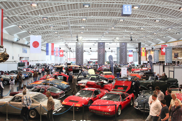 Bild Edle Automobile stehen in der Halle 11 zum Verkauf - Techno Classica 2015