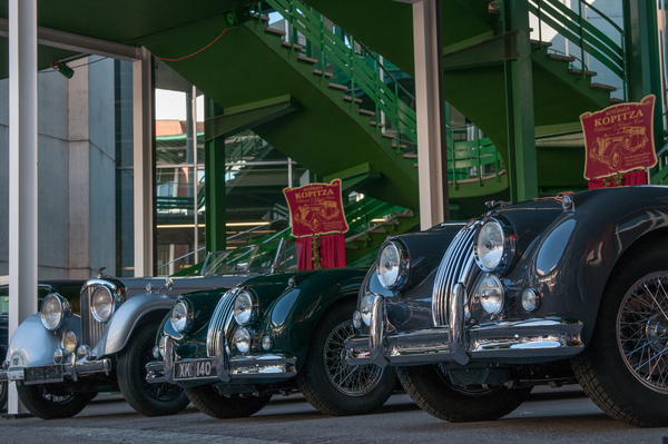 Edle Englänger vor Treppenkulisse - RAID Suisse-Paris 2015