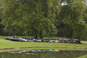 Edle Klassiker unter altem Baumbestand am Samstag vor dem Chantilly Arts & Elégance im Schloss Chantilly