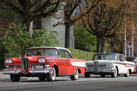 Edsel Pacer 2-Door Hardtop (1958) – vor einem Edsel Corsair 2-Door Hardtop (1959) – Albisgütli Classic Cars & Bikes 2024