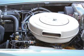 Edsel Ranger (1958) - vom Motor sieht man wegen des grossen Luftsammlers fast nichts