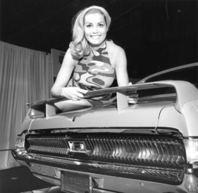Edwina "Winkie"' Louise posiert vor einem Mercury Cougar Eliminator 1969 (1969)