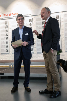 Bild: Edy Wyss (links) und Fredy Lienhard bei der Diplomübergabe.