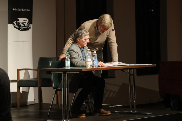 Edy Wyss signiert sein Buch – Swiss Car Register Infoabend 2025