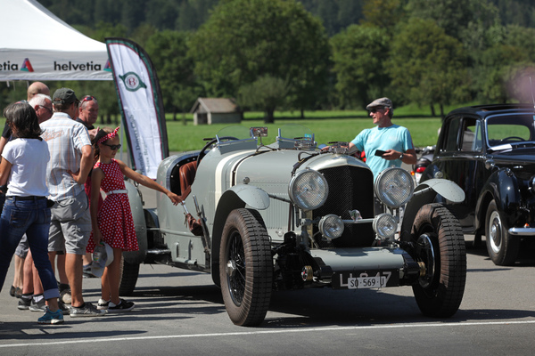 Egal ob original oder nach er Zeit entstanden, alte Autos wie dieser BEntley begeistern immer - British Car Meeting BCM in Mollis 2019