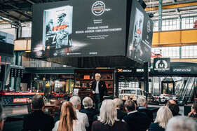 Ehrenpreis Biografie für „Ferdinand Porsche – Mensch, Visionär, Familienunternehmer“ von Thomas Ammann und Karl Ludvigsen, erschienen bei Delius Klasing