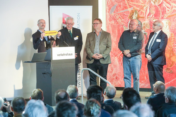 Bild: Ehrungen und Geschenke für die abtretenden Vorstandsmitglieder - von l.n.r. Rainer Riek, Bernhard Taeschler, Thomas Habegger, Luigi Meier (als Stellvertreter) und Felix Aschwanden - SHVF-Delegiertenversammlung am 27. April 2024