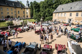 Eifrig bestauntes Fahrerlager - Classic Days Schloss Dyck 2014