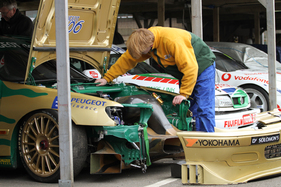 Eifrige Arbeit an den Boxen in der Vorbereitung der Demonstrationsläufe der BTCC - Goodwood Members Meeting 2016