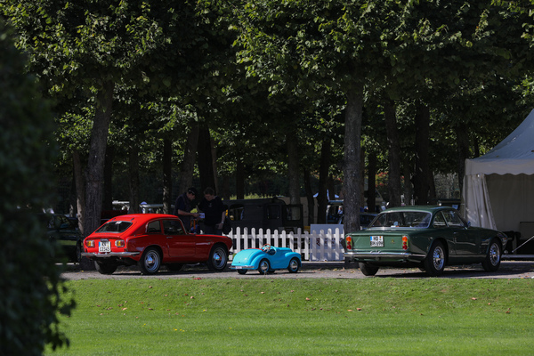 Eigentlich ist auch ein Honda S800 schon klein, aber das Kinderauto neben dem Maserati Sebring ist doch noch kleiner - 21. Classic-Gala Schwetzingen 2025