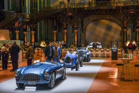 Ein AC Ace Bristol und ein Bugatti im Grand Palais bei der Vorbesichtigung - Bonhams Paris 2025 Ein AC Ace Bristol und ein Bugatti im Grand Palais bei der Vorbesichtigung - Bonhams Paris 2025