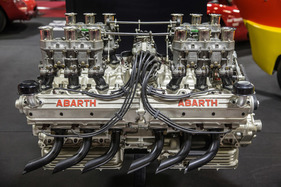 Ein Abarth-Zwölfzylindermotor als Teil der "Saga Abarth" - Rétromobile Paris 2018