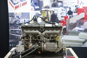 Ein Alfa-Romeo-8C-Motor entsteht bei JSW – Rétromobile Paris 2025