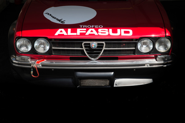 Ein Alfasud ganz ohne Rost zeigte nur sein Gesicht im Sonnenlicht, dabei kommt er von einem berühmten Chauffeur, schliesslich startete der neue DTM-Chef Gerhard Berger damit seine grosse Karriere.