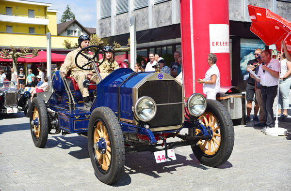 Bild Ein American LaFrance, ausnahmsweise einmal nicht in Feuerwehrfarben – Oldtimertreffen Vaduz